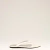 Vita flip-flops i lammläder med spetsig tå Vita flip-flops i lammläder med spetsig tå