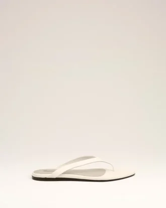 Vita flip-flops i lammläder med spetsig tå