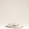 Vita flip-flops i lammläder med spetsig tå Vita flip-flops i lammläder med spetsig tå