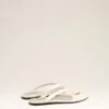 Vita flip-flops i lammläder med spetsig tå Vita flip-flops i lammläder med spetsig tå