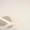 Vita flip-flops i lammläder med spetsig tå Vita flip-flops i lammläder med spetsig tå