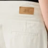 Vita jeans i bomull med omslag och bälte i ballongmodell Vita jeans i bomull med omslag och bälte i ballongmodell