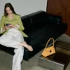 Beige flip-flops i lammskinn med spetsig tå Beige flip-flops i lammskinn med spetsig tå