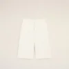 Vita, lösa bermuda-shorts i bomull