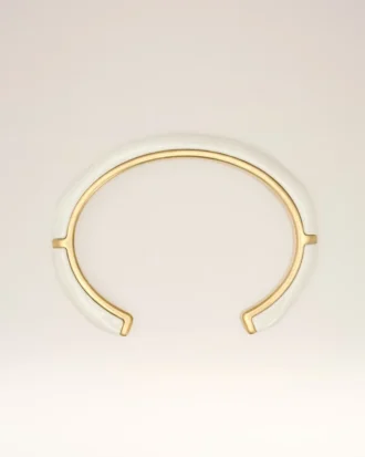 Vitt armband i hamrad lackerad mässing