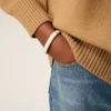 Vitt armband i hamrad lackerad mässing Vitt armband i hamrad lackerad mässing