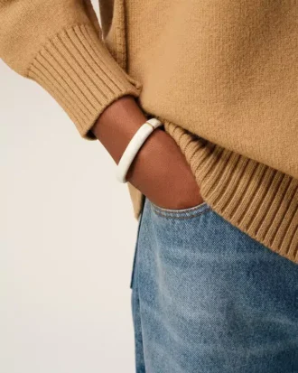 Vitt armband i hamrad lackerad mässing