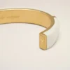 Vitt armband i hamrad lackerad mässing Vitt armband i hamrad lackerad mässing