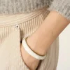 Vitt armband i hamrad lackerad mässing Vitt armband i hamrad lackerad mässing